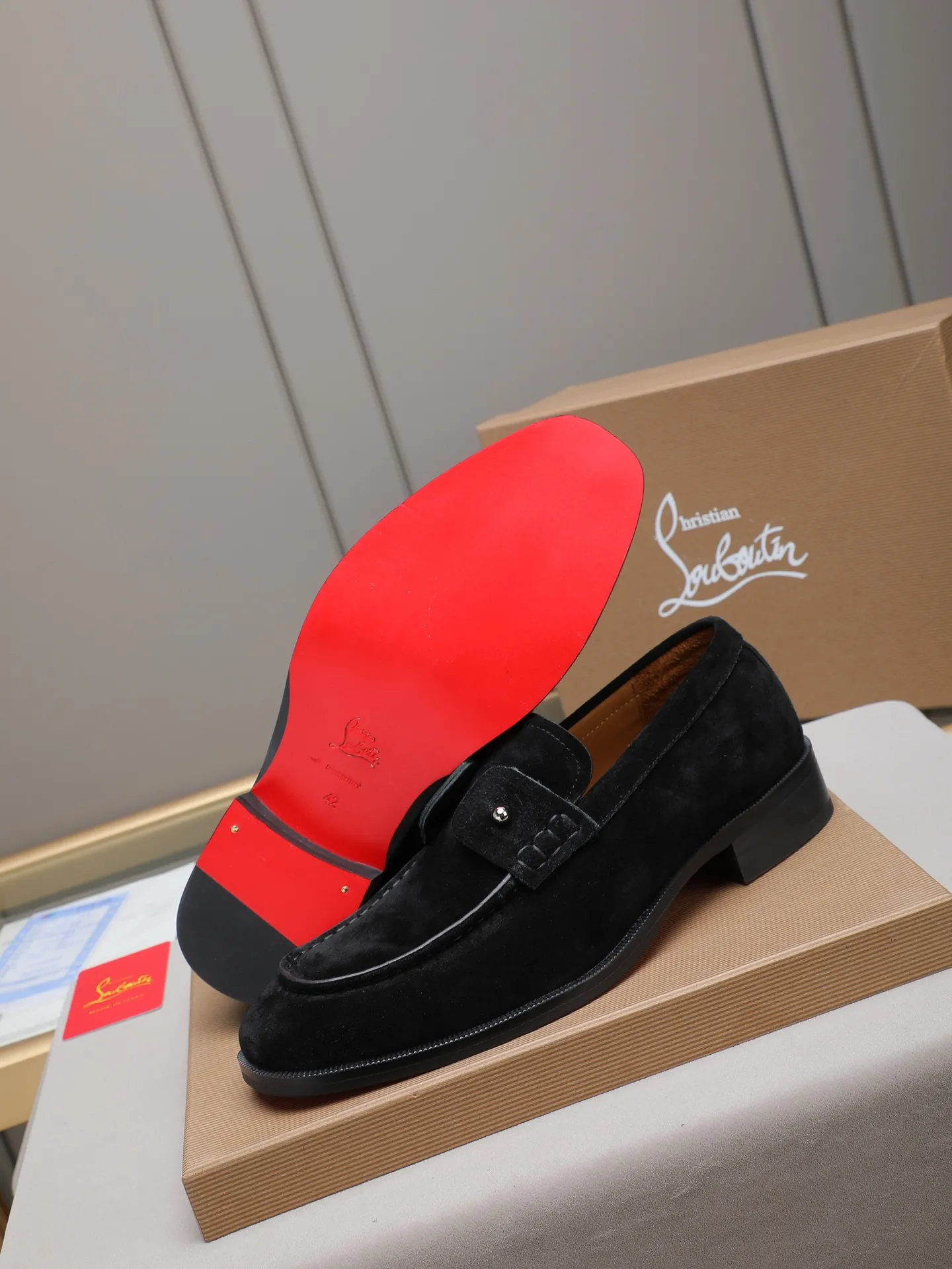 PP580 CL New formal dress shoes Christia* Loubouti* red-soled shoes GREGGO men's Oxford shoes Official price Made of imported high-mercerized suede, glossy small square tip design, iconic red outsole, extremely personalized shoe style, original color cowhide lining, original Italian leather outsole; fine workmanship, bringing you a luxurious experience. Clean silhouette and straightforward, GREGGO men's Oxford shoes It is an Oxford shoe type born for city roaming. Standard leather shoe size: 38～44# (45🉑️customized)